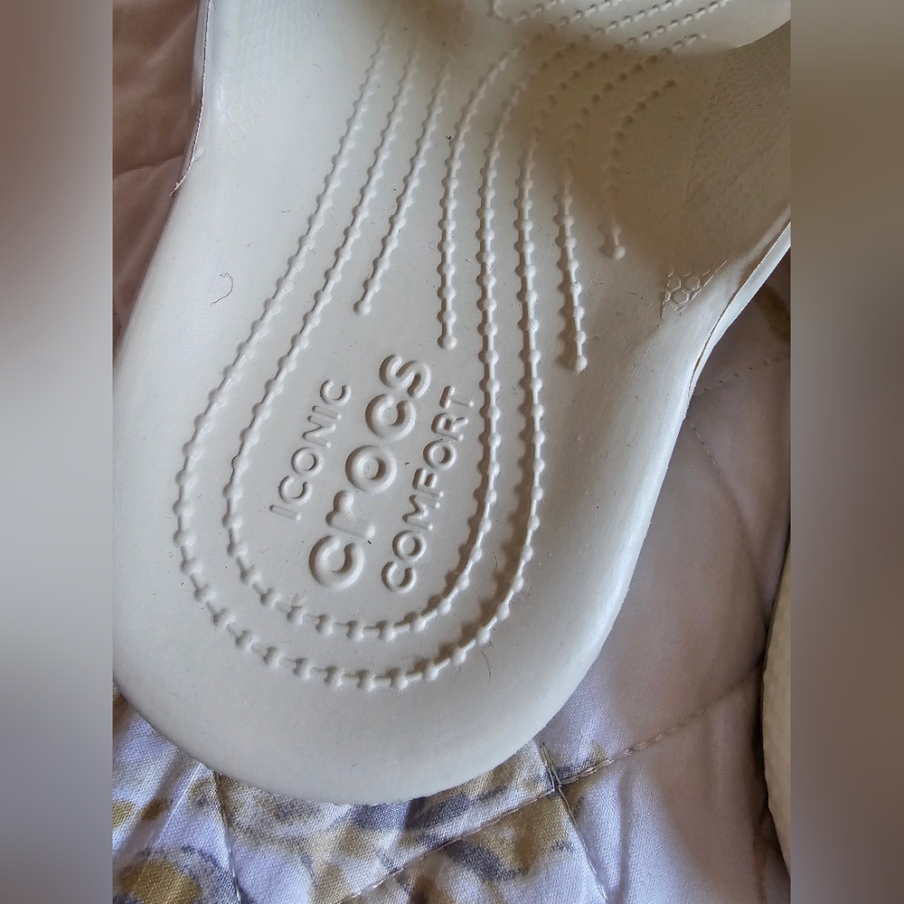 Crocs iconic comfort. - Picture 2 of 3